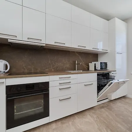 Apartment Comfy With Parking & Balcony By Renters *