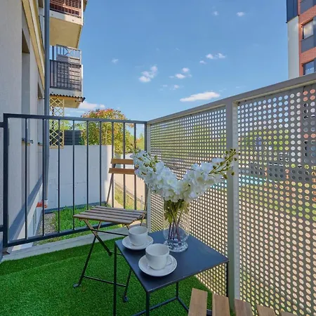 Apartment Comfy With Parking & Balcony By Renters *