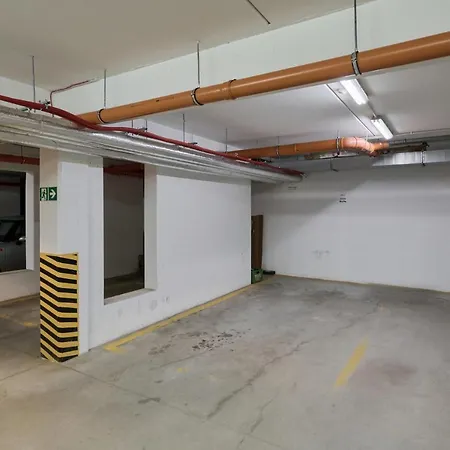 Apartment Comfy With Parking & Balcony By Renters *