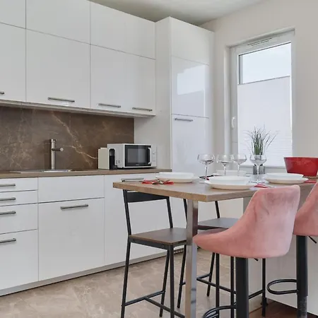 Apartment Comfy With Parking & Balcony By Renters *