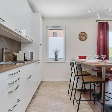 Comfy With Parking & Balcony By Renters Апартаменти